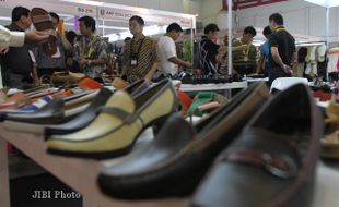 PAMERAN SEPATU DAN KULIT