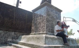 BERISTIRAHAT DI DEKAT MONUMEN TEMBAKAU