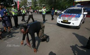 MENARIK MOBIL DENGAN RAMBUT