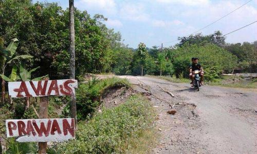 Jalan Utama Kalijambe-Plupuh Longsor, Warga Tunggu Respons Pemerintah