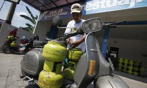 ANTRE BELI ELPIJI : Dibatasi, Warga Solo Mulai Kesulitan Beli Elpiji