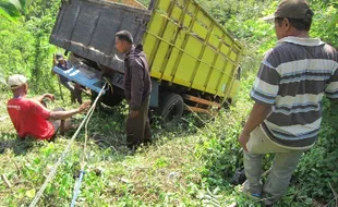 LAKALANTAS WONOGIRI : Terod Patah, Truk Terperosok Jurang 