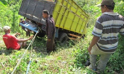 LAKALANTAS WONOGIRI : Terod Patah, Truk Terperosok Jurang 