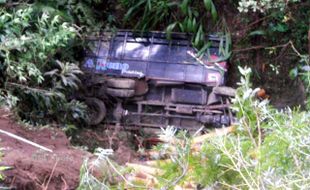 Diduga Rem Blong, Truk Masuk Jurang, Supir dan Kernet Tewas