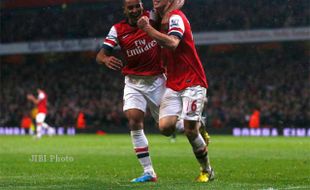 PIALA FA : Spurs On Fire, Walcott Tak Ciut Nyali