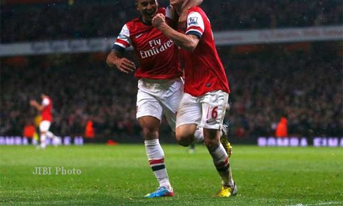 PIALA FA : Spurs On Fire, Walcott Tak Ciut Nyali