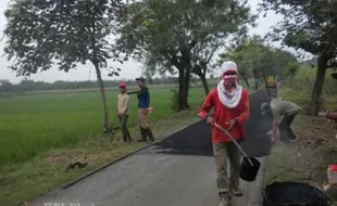 ADD Tak Kunjung Cair, Warga Swadaya Perbaiki Jalan