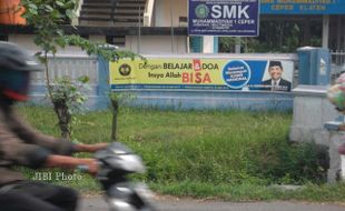 SPANDUK CAWAGUB TERPASANG DI PAGAR SEKOLAHAN