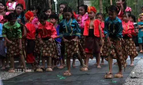 LAGU TRADISIONAL : Luar Biasa, Coba Resapi Lagu Anak-Anak Ini, Niscaya Anda Akan Terharu