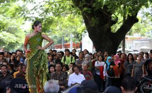 MELENGGANG DI ATAS CATWALK