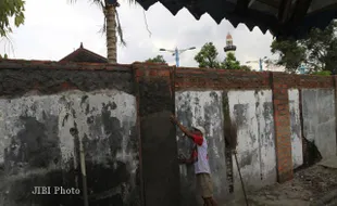 KPCBN Minta Perbaikan Tembok Masjid Agung Dihentikan  