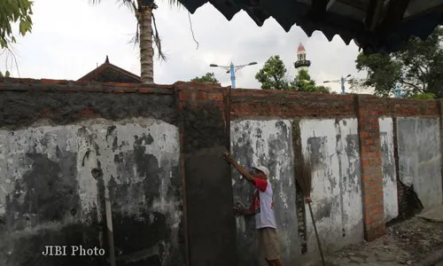 KPCBN Minta Perbaikan Tembok Masjid Agung Dihentikan  