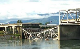 BENCANA BLITAR : Tergerus Arus Sungai, Jembatan Antardesa di Panggungrejo Runtuh