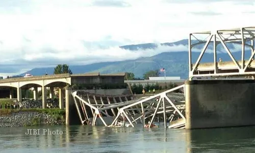 BENCANA BLITAR : Tergerus Arus Sungai, Jembatan Antardesa di Panggungrejo Runtuh