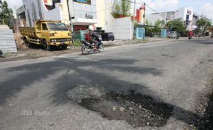 JALAN RAYA SOLO BARU BERLUBANG 