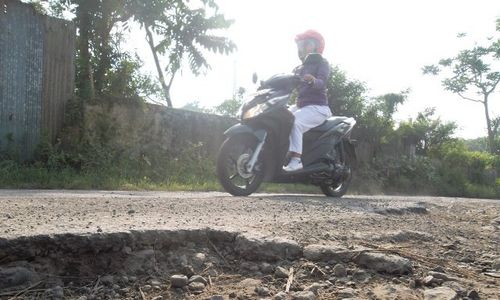 JALAN RUSAK KARANGANYAR : Jl. Adi Sumarmo Kini Mirip Kebun Pisang   