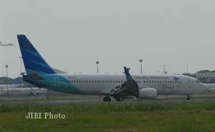 PESAWAT GARUDA INDONESIA TERGELINCIR : Mendarat saat Hujan Lebat, Pesawat Keluar dari Landasan