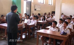 PENDIDIKAN SRAGEN : Pendidikan Gratis 2017 Juga Menjangkau TK