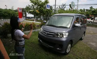  KLOPO RESTO : Juru Parkir Cantik Sempat Grogi Sambut Tamu Restoran...