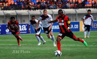 ISL 2013 : Rusak Rekor Arema, Persipura Kokoh di Puncak