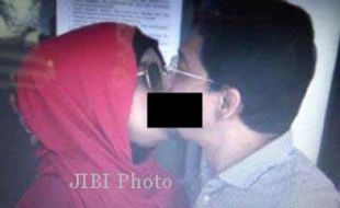 KASUS IMPOR DAGING : Foto Ciuman Bibir Ahmad Fathanah-Sefti Sanustika Beredar di Internet