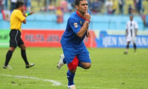 ISL 2013 : Permalukan Persepam 0-2, Arema Geser Sriwijaya FC