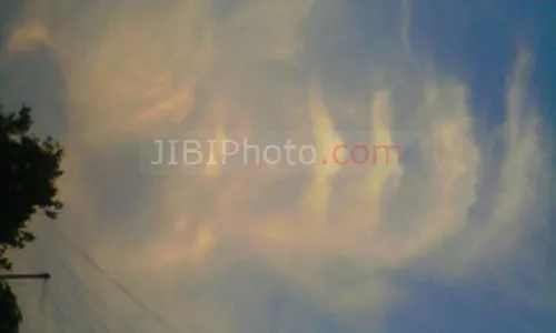 EFEK PAREIDOLIA : Awan Bertulis Huruf Arab "Allah" Hiasi Langit Jogja