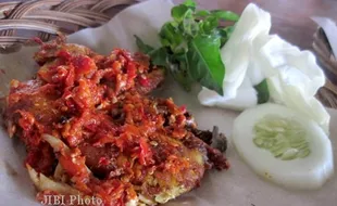 Ayam Penyet & Kremes Nan Gurih di Waroeng Gampils