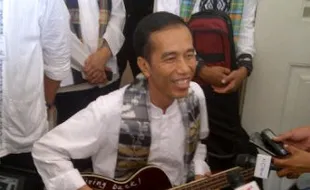 Jokowi Pamerkan Hadiah Bass dari Trujillo