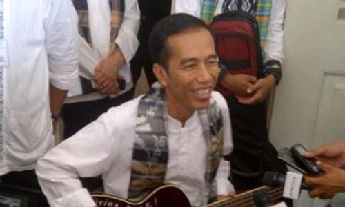 Jokowi Pamerkan Hadiah Bass dari Trujillo