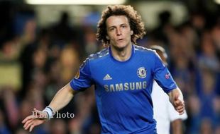 David Luiz Bidik Trofi Liga Europa