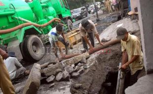 Ternyata Sulit Mencari Pekerja Penguras Lumpur Drainase di Jogja