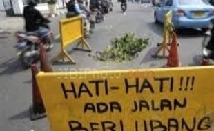 JALAN AMBLES : Hati-hati Jalan Kenari Jogja Ambles Lagi