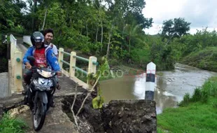 JEMBATAN MEMBAHAYAKAN: Warga Ngleri Playen Minta Jembatan Baru 