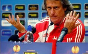 Gagal Dapatkan Trofi Liga Europa 2013, Manajer Benfica Berhenti? 