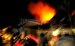 Hunian Sementara Korban Merapi di Magelang Terbakar 