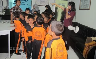   SISWA MI MUHAMMADIYAH 1 SUKOHARJO KUNJUNGI SOLOPOS