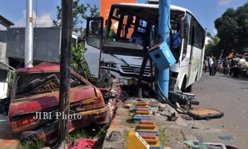 KECELAKAAN BUS SEMARANG : "Saya Mau Menolong, Masih Ditanya Yang Tanggung Jawab..."