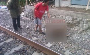 TERTABRAK KERETA : Perempuan Bersweater Coklat Tewas di Perlintasan Janti