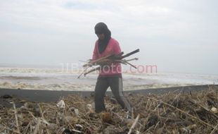 Pantai Trisik Penuh Sampah, Ombak Tak Lagi Biru