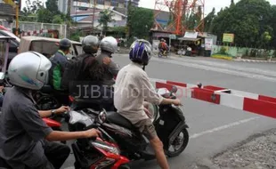 JALUR KERETA API : Waspada! 193 Perlintasan KA di Madiun Tak Terjaga