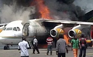 PESAWAT TERBAKAR : Pesawat Kargo Terbakar di Bandara Wamena Papua