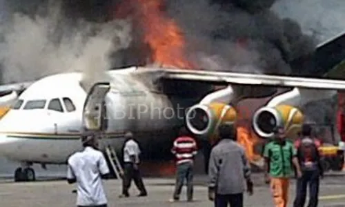 PESAWAT TERBAKAR : Pesawat Kargo Terbakar di Bandara Wamena Papua