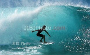 BANYUWANGI INTERNATIONAL SURF COMPETITION 2013 : Peselancar Dari 18 Negara Ambil Bagian 