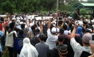 MAKAM UJE: Jokowi Siap Bangun Makam Uje