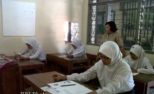 PENGUMUMAN UN SMP : Siswa Kelas IX Galau Tunggu Pengumuman