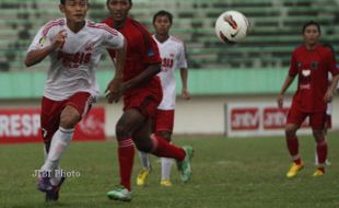 BERUSAHA KUASAI BOLA