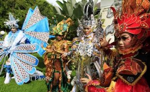 SOLO BATIK CARNIVAL : Barikade Hidup Pagari Penonton