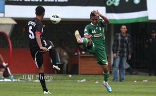 PSS SLEMAN VS PERSIS SOLO : Persis Protes Pemain Dilempari Batu