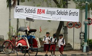 GANTI SUBSIDI BBM DENGAN SEKOLAH GRATIS